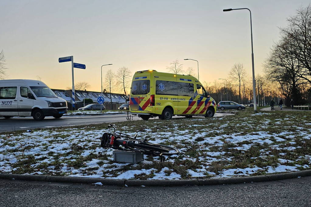 Auto en fietser in botsing op beruchte rotonde