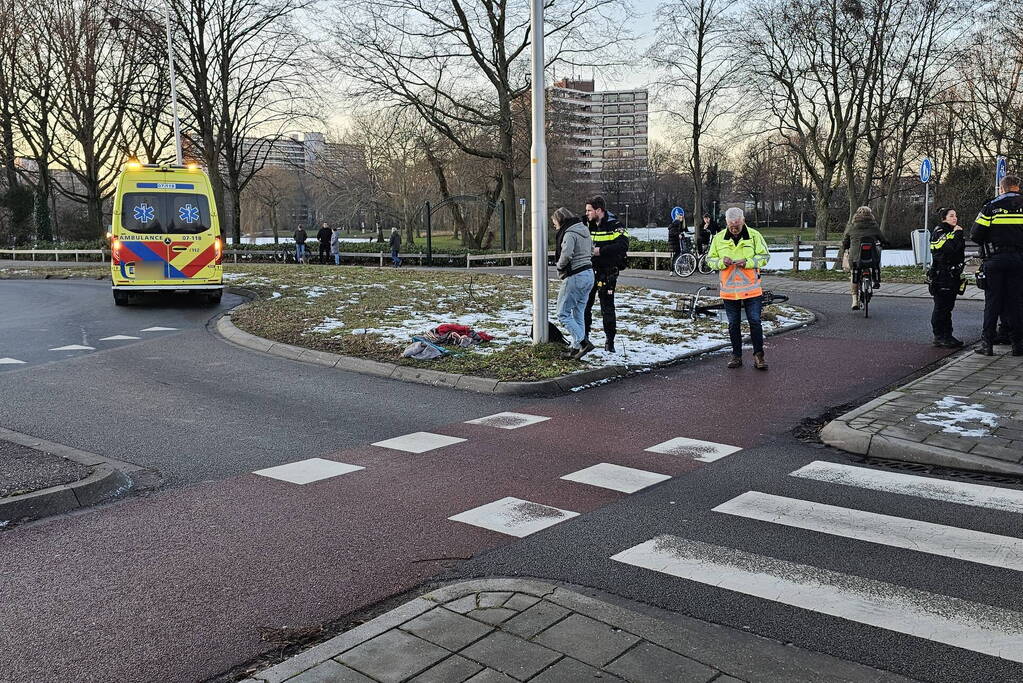 Auto en fietser in botsing op beruchte rotonde