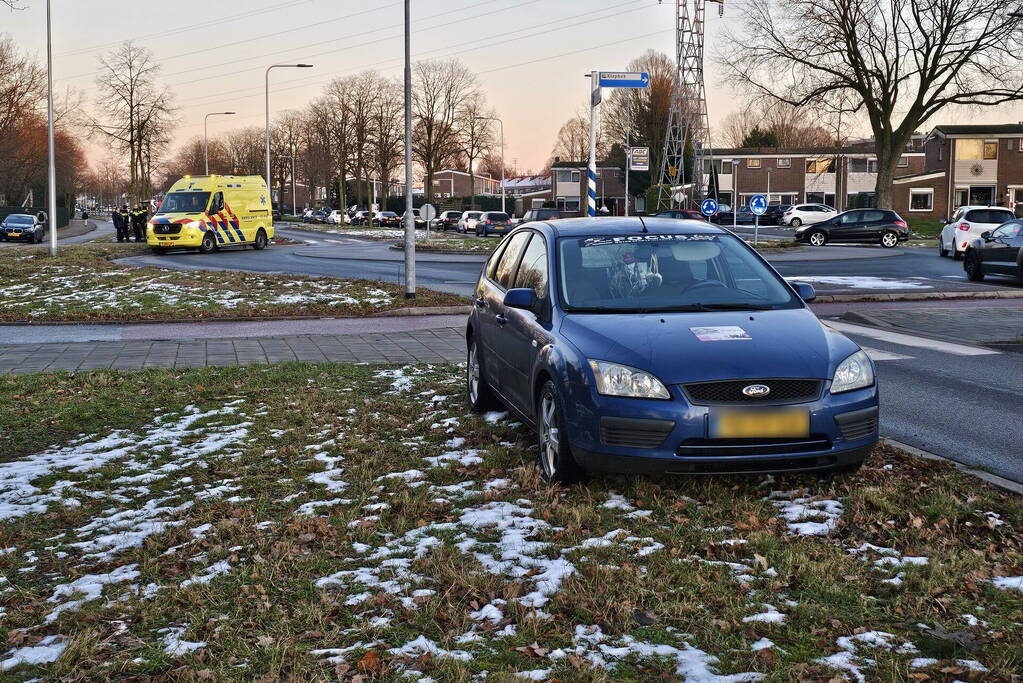 Auto en fietser in botsing op beruchte rotonde