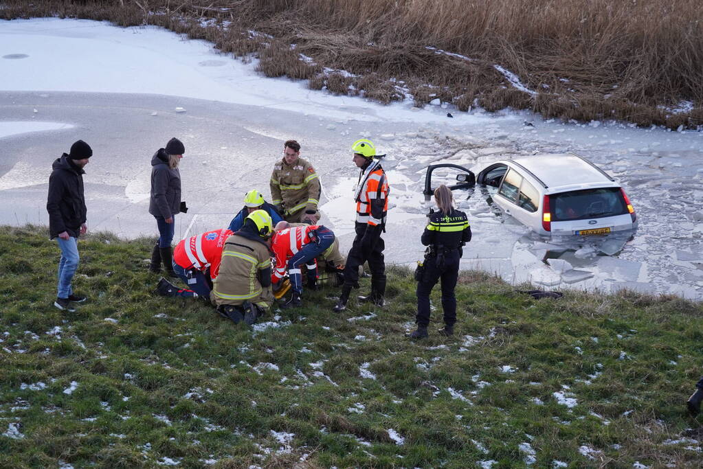 Automobilist belandt in ijskoude sloot