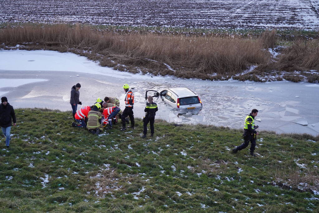 Automobilist belandt in ijskoude sloot