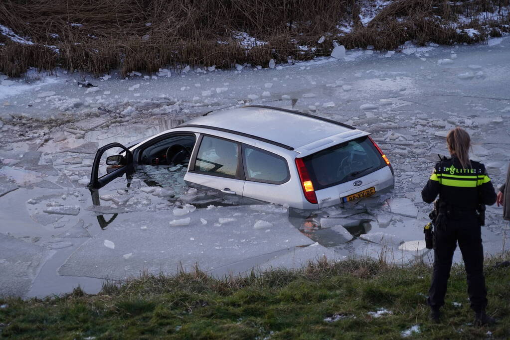 Automobilist belandt in ijskoude sloot