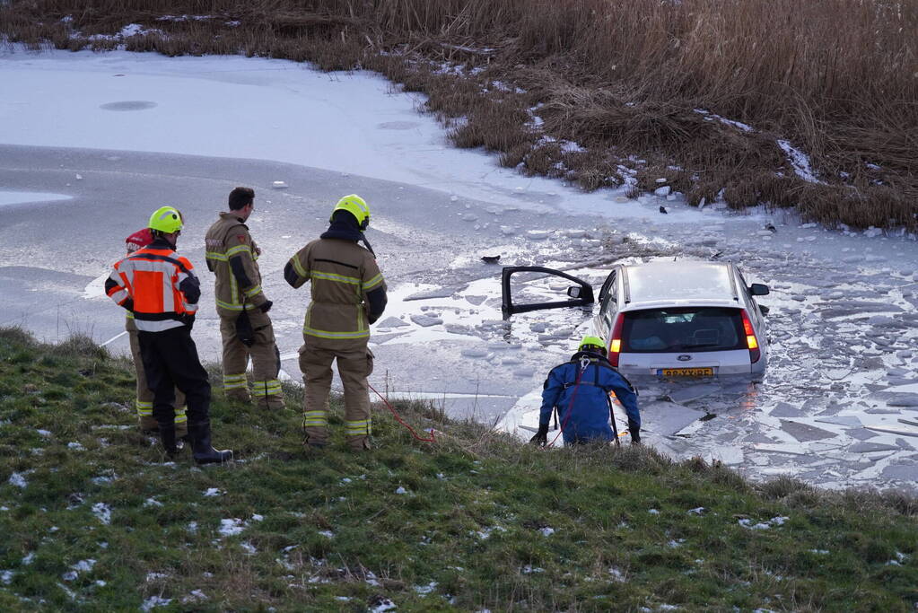 Automobilist belandt in ijskoude sloot