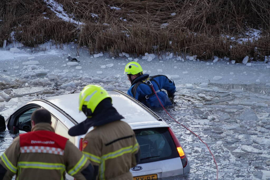 Automobilist belandt in ijskoude sloot