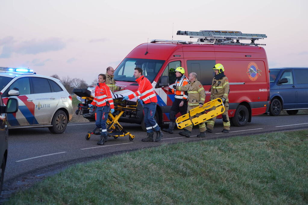 Automobilist belandt in ijskoude sloot