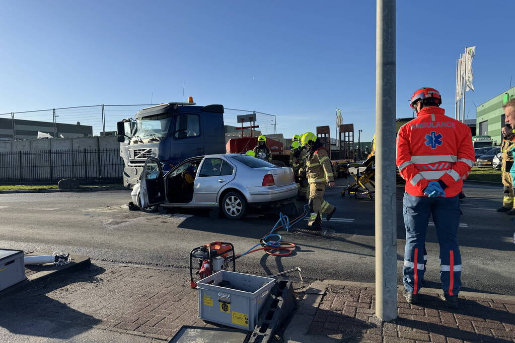 Twee gewonden bij ongeval met vrachtwagen