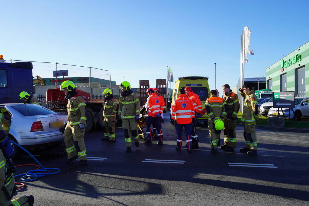 Twee gewonden bij ongeval met vrachtwagen