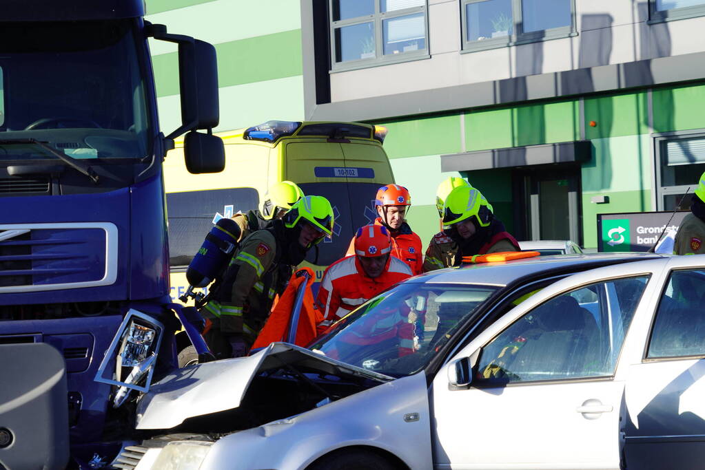 Twee gewonden bij ongeval met vrachtwagen