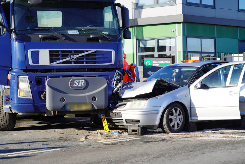 Twee gewonden bij ongeval met vrachtwagen