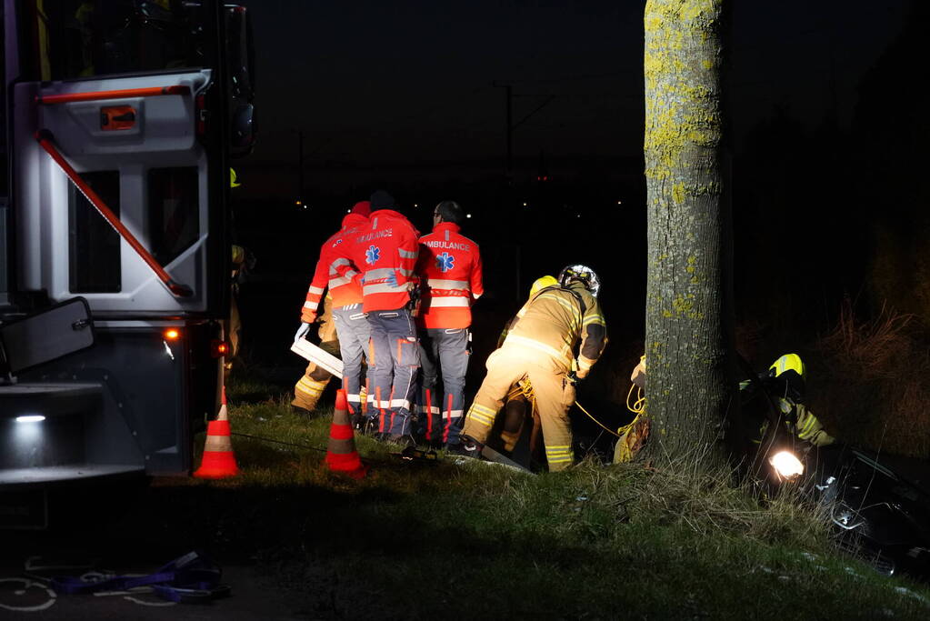 Hulpdiensten redden bestuurster uit te water geraakte auto