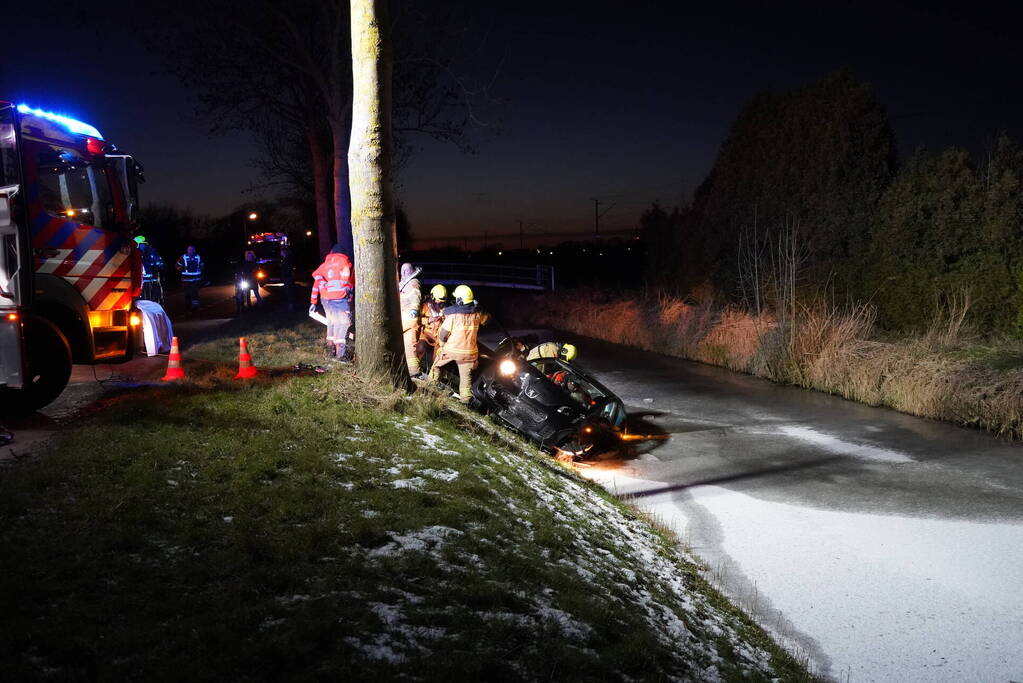 Hulpdiensten redden bestuurster uit te water geraakte auto