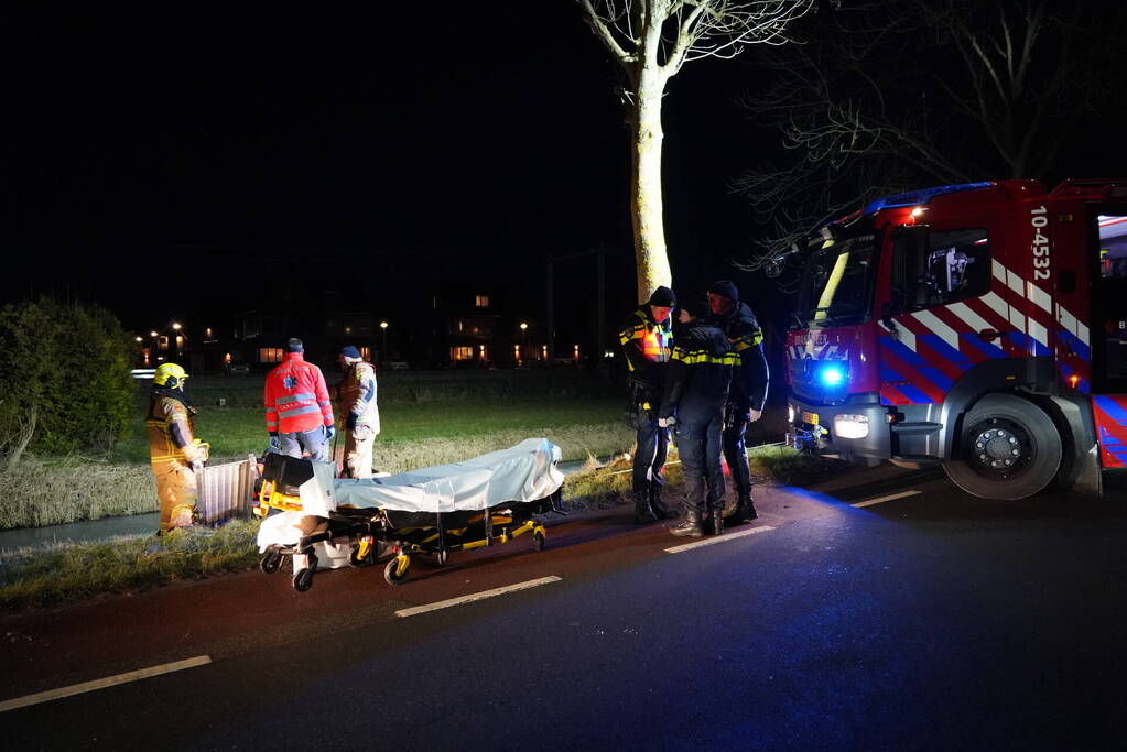 Hulpdiensten redden bestuurster uit te water geraakte auto