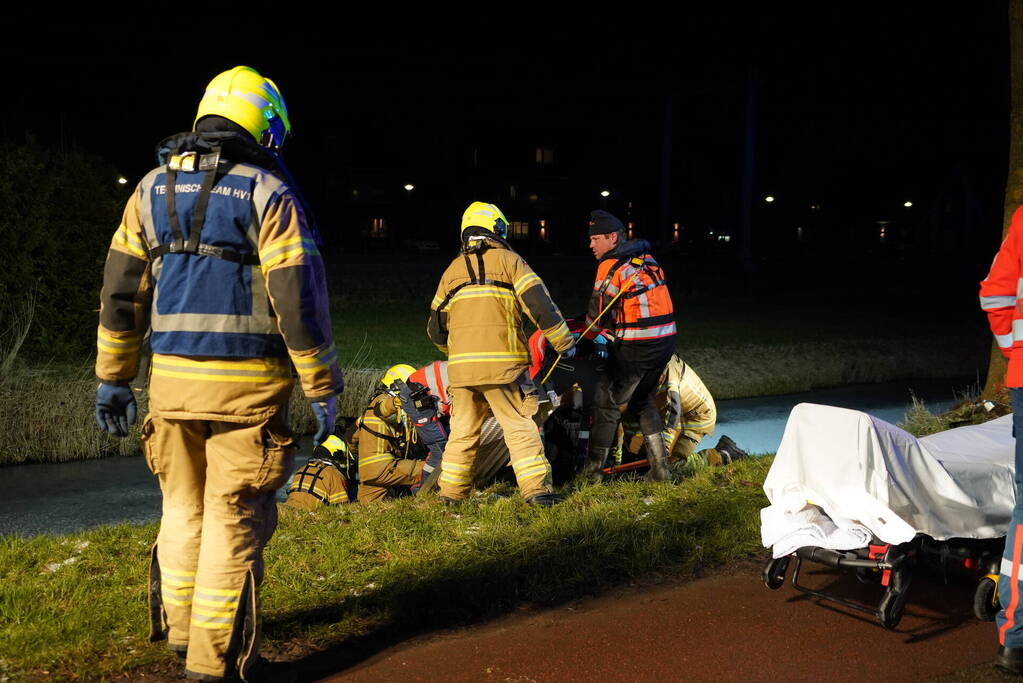 Hulpdiensten redden bestuurster uit te water geraakte auto