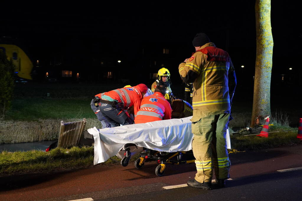 Hulpdiensten redden bestuurster uit te water geraakte auto