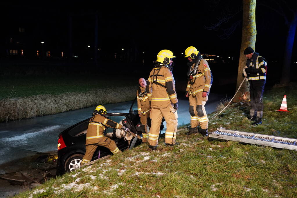 Hulpdiensten redden bestuurster uit te water geraakte auto