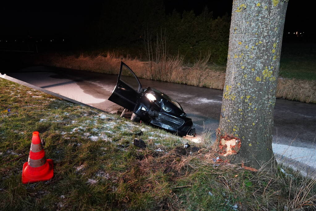 Hulpdiensten redden bestuurster uit te water geraakte auto