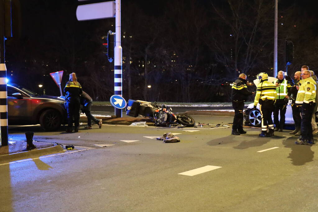 Motoragent gewond bij botsing met auto