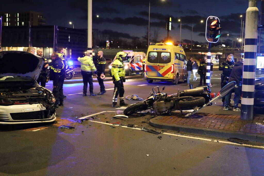 Motoragent gewond bij botsing met auto