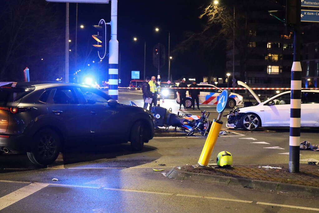 Motoragent gewond bij botsing met auto