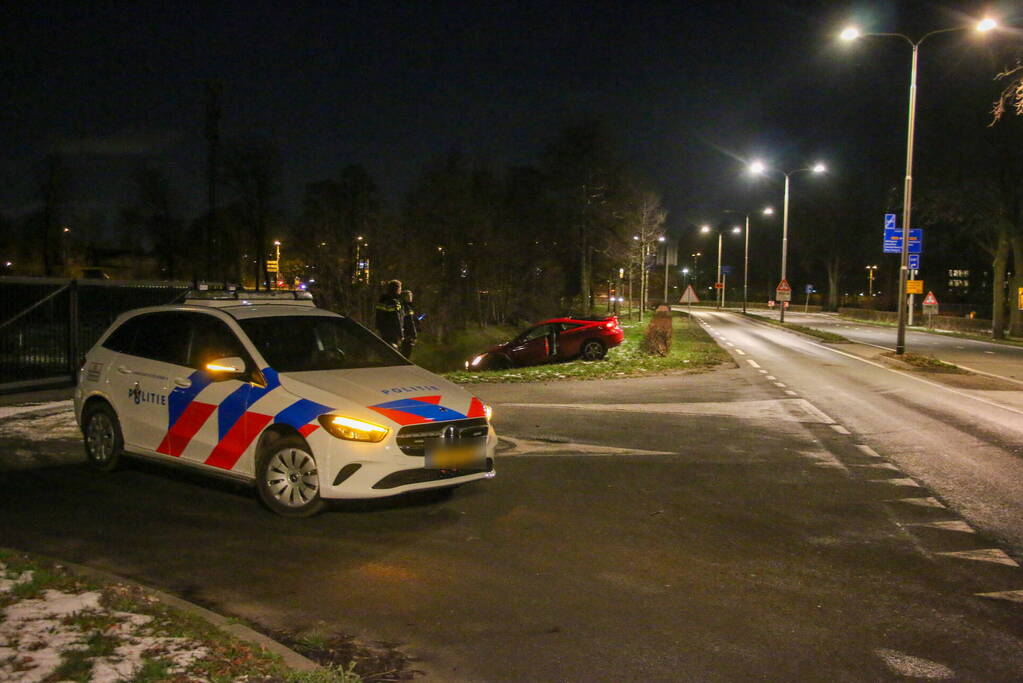 Voertuig raakt net niet te water bij ongeval