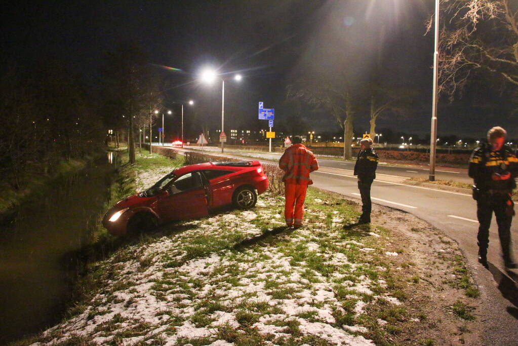 Voertuig raakt net niet te water bij ongeval