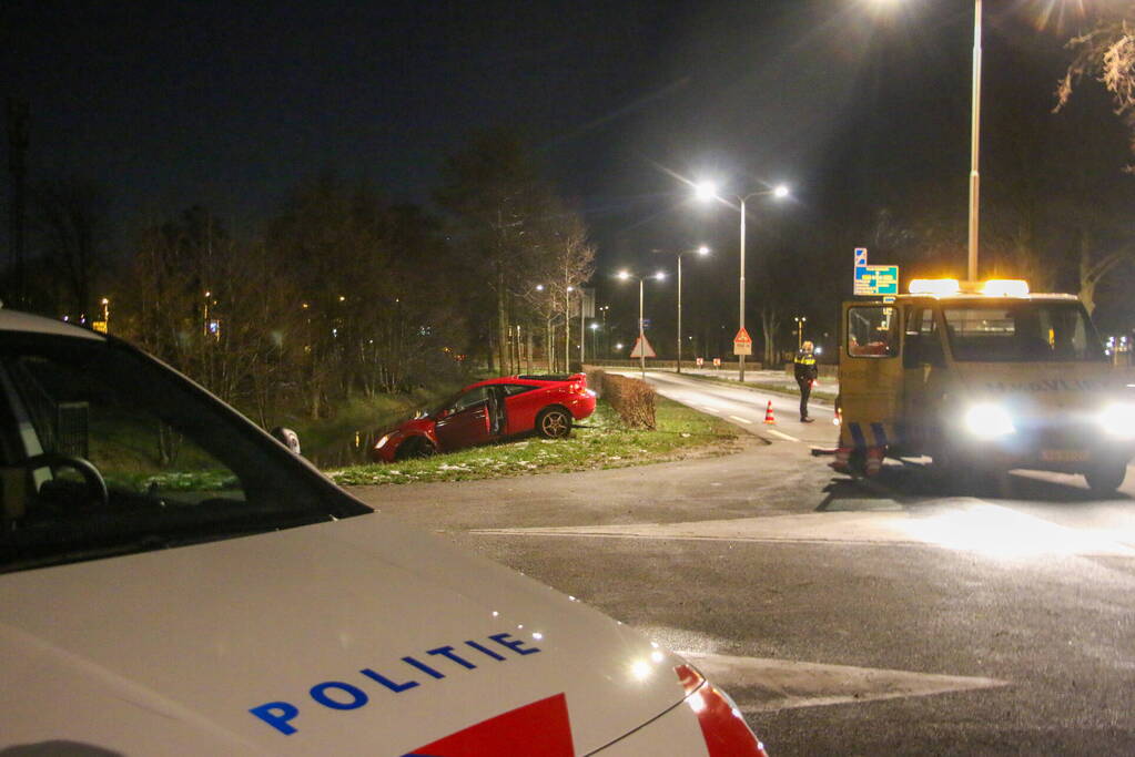 Voertuig raakt net niet te water bij ongeval