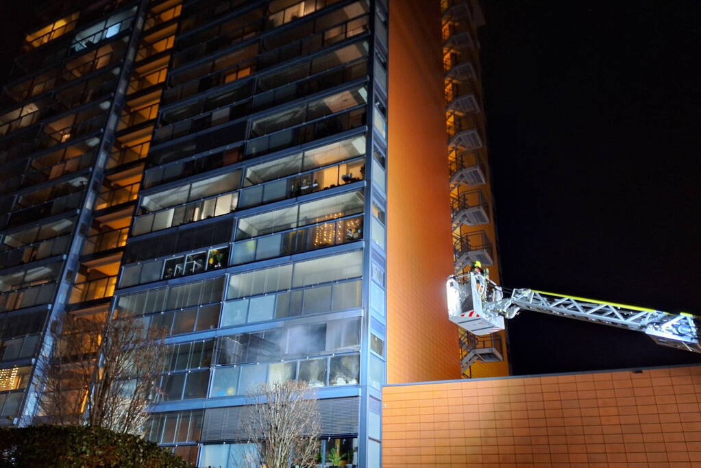 Grote uitslaande brand in flatgebouw