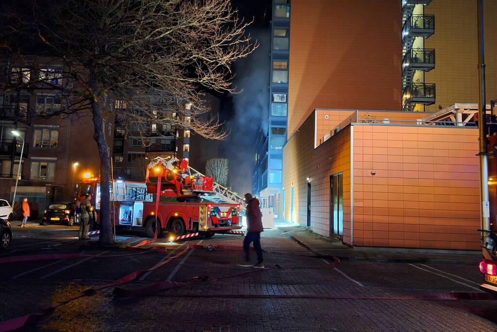 Grote uitslaande brand in flatgebouw