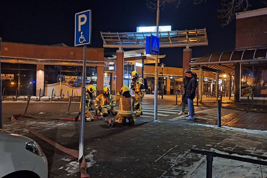 Grote uitslaande brand in flatgebouw