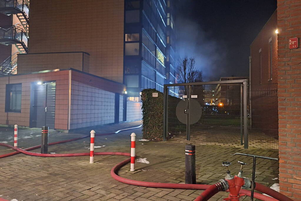 Grote uitslaande brand in flatgebouw