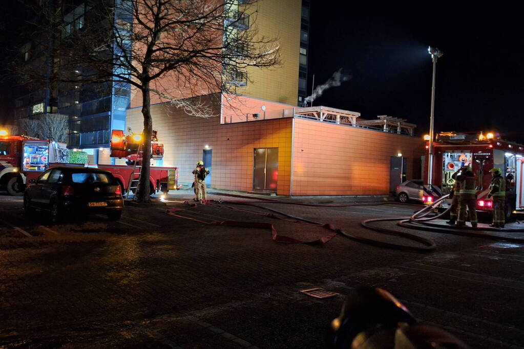 Grote uitslaande brand in flatgebouw