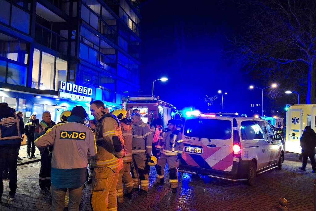 Grote uitslaande brand in flatgebouw