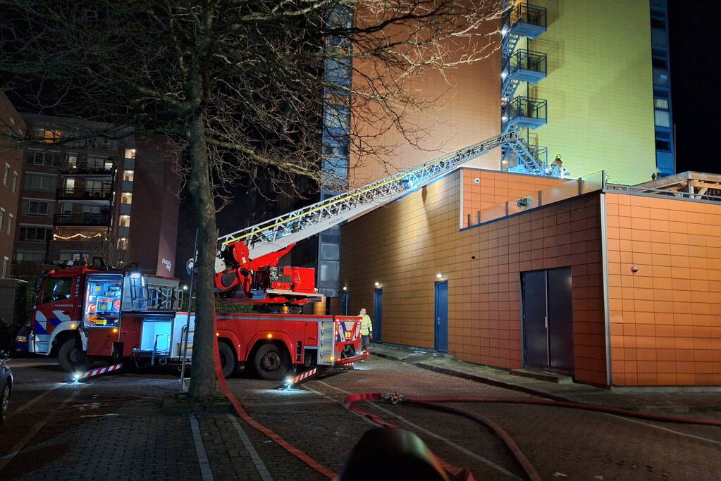 Grote uitslaande brand in flatgebouw