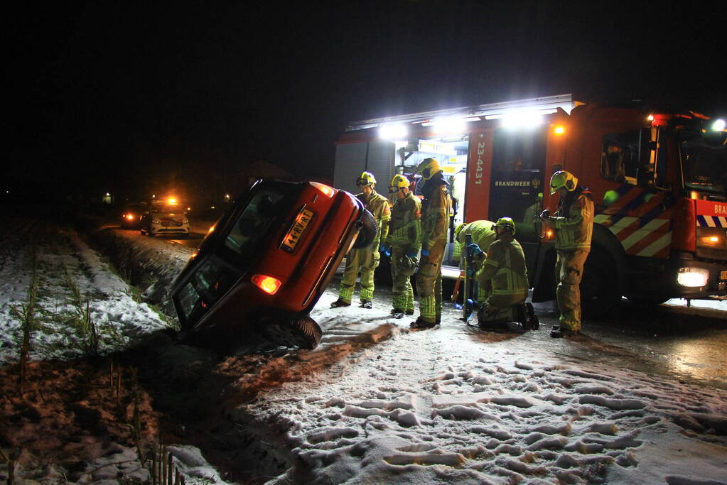 Automobilist belandt in greppel door gladheid