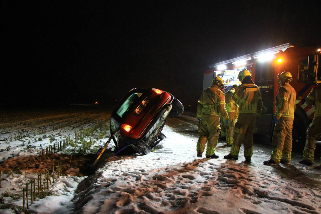 Automobilist belandt in greppel door gladheid