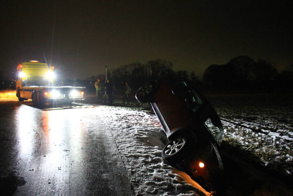 Automobilist belandt in greppel door gladheid