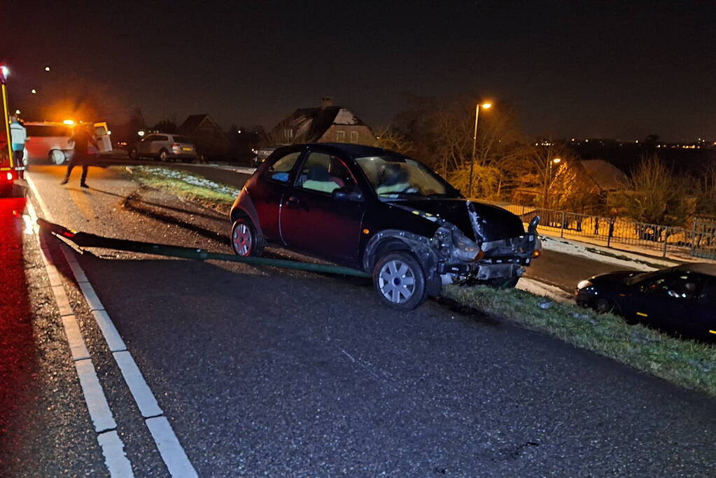 Automobilist rijdt lantaarnpaal uit de grond