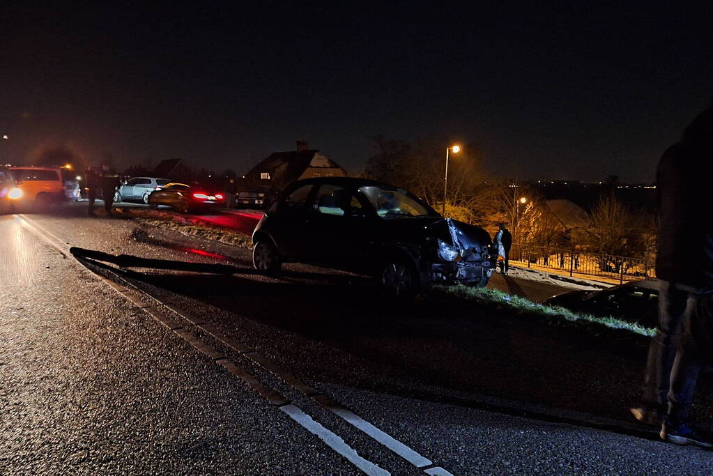 Automobilist rijdt lantaarnpaal uit de grond