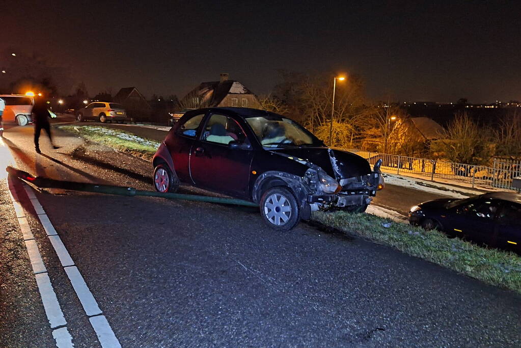 Automobilist rijdt lantaarnpaal uit de grond