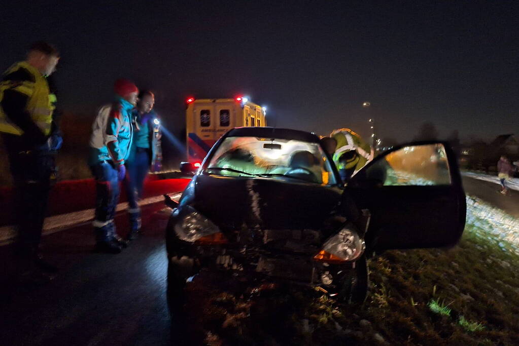 Automobilist rijdt lantaarnpaal uit de grond