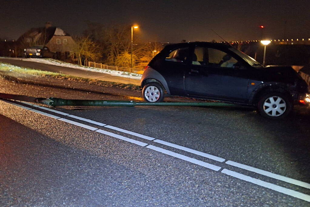 Automobilist rijdt lantaarnpaal uit de grond