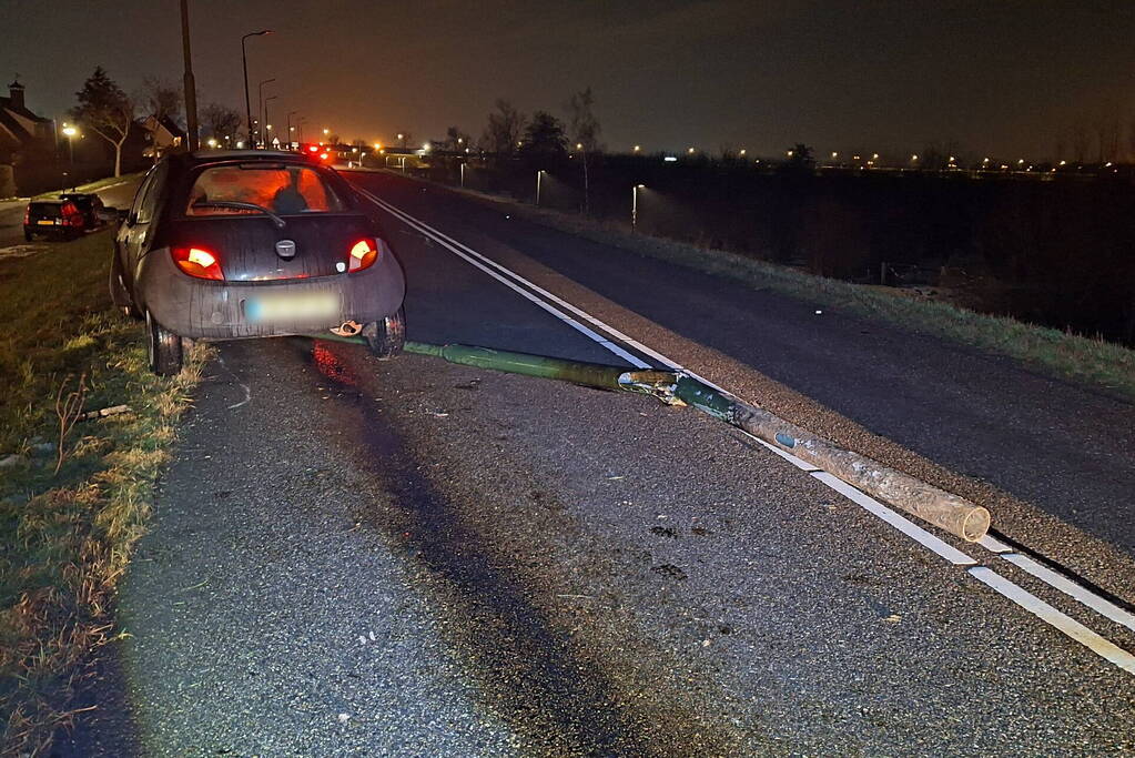 Automobilist rijdt lantaarnpaal uit de grond