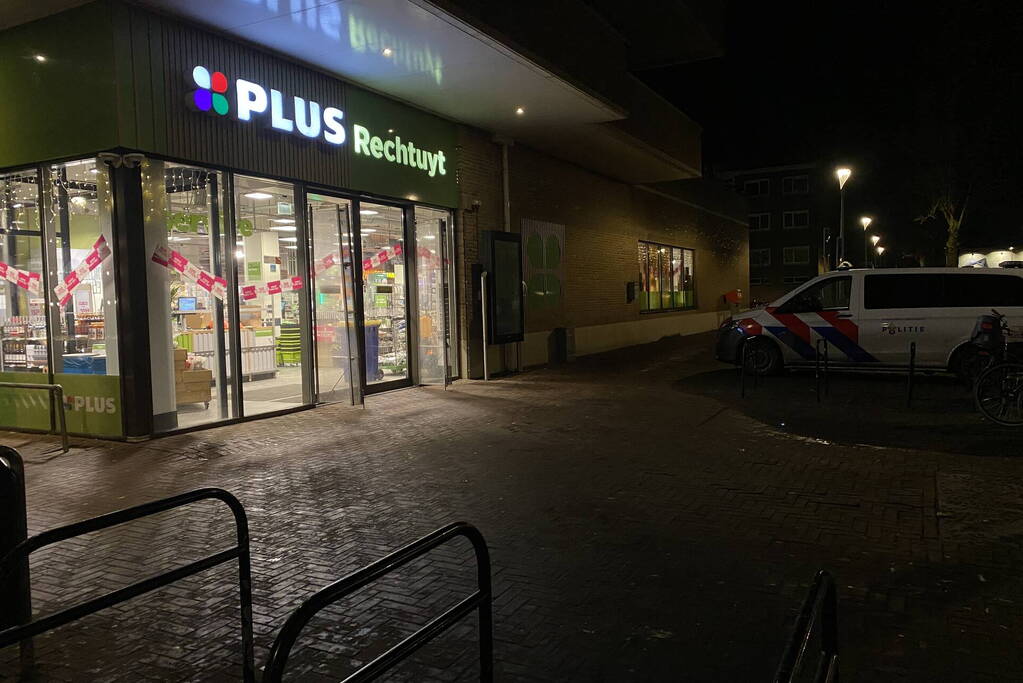 Supermarktmedewerker in rug gestoken tijdens overval