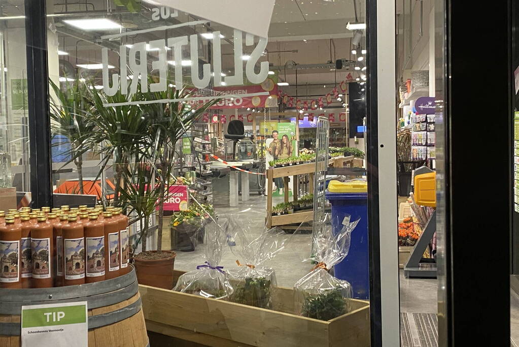 Supermarktmedewerker in rug gestoken tijdens overval