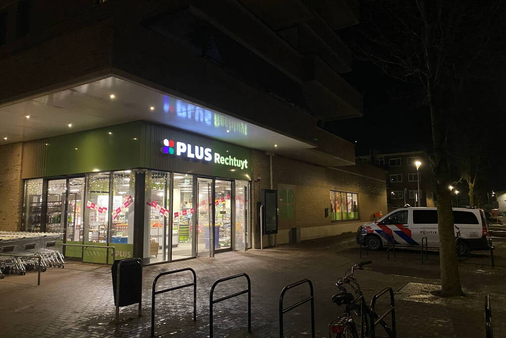 Supermarktmedewerker in rug gestoken tijdens overval