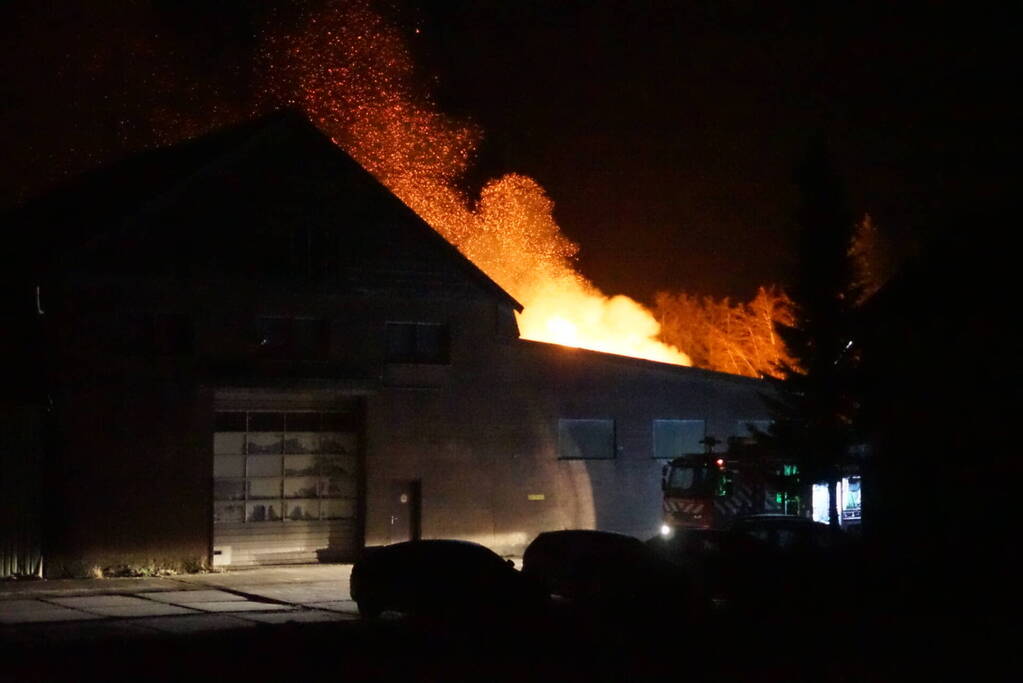 Uitslaande brand verwoest woning