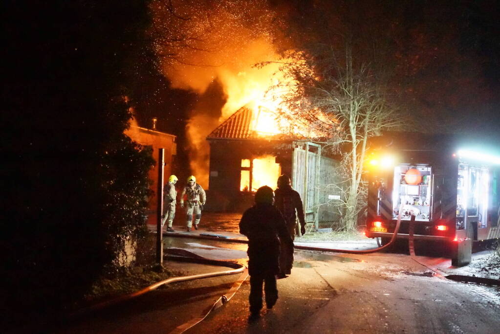 Uitslaande brand verwoest woning