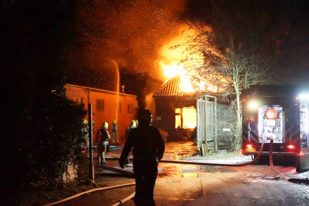 Uitslaande brand verwoest woning