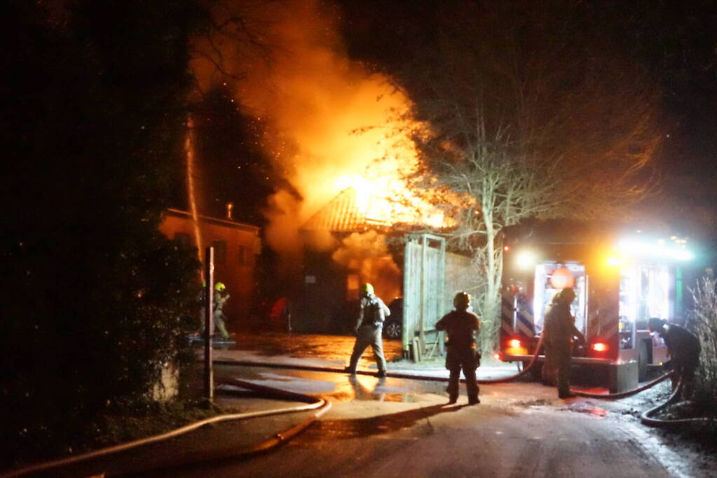 Uitslaande brand verwoest woning