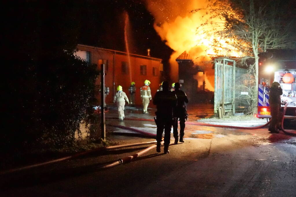 Uitslaande brand verwoest woning